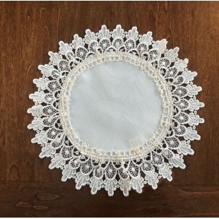 Obrúsok kruhový s čipkovaným lemom v béžovej farbe