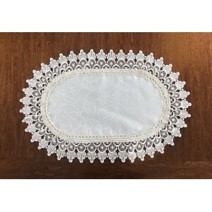 Obrúsok krémový s lístočkami a čipkovaným lemom