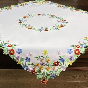 Dekoračný obrus s farebnými kvetmi