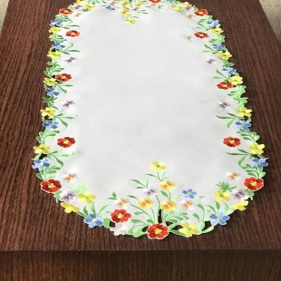 Behúň biely lemovaný farebnými kvetmi