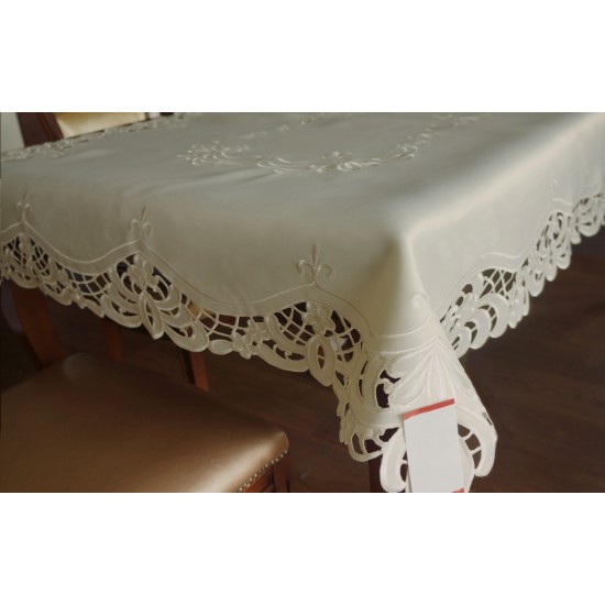 Obrus krémový s dekoračným lemom