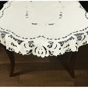 Obrus v krémovej farbe so vzorom