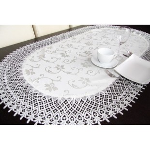 Behúň svetlokrémový oválny s kvetinovým vzorom a čipkou