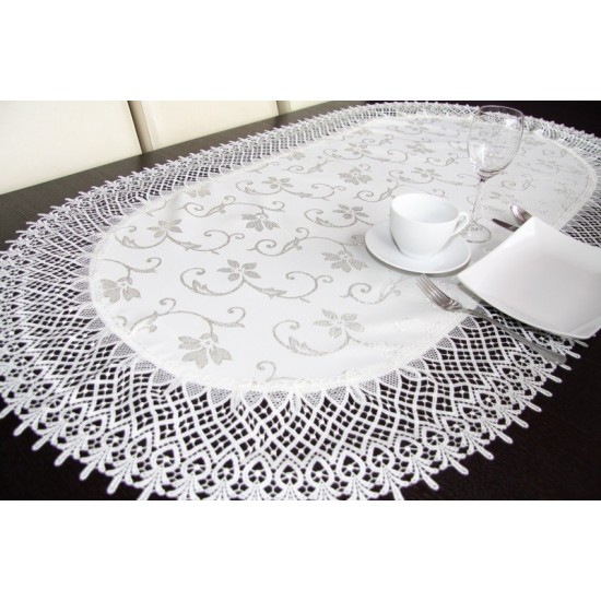 Behúň biely oválny s kvetinovým vzorom a čipkou