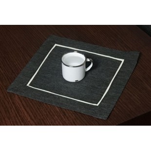 Obrúsok v sivej farbe s bielym lemom