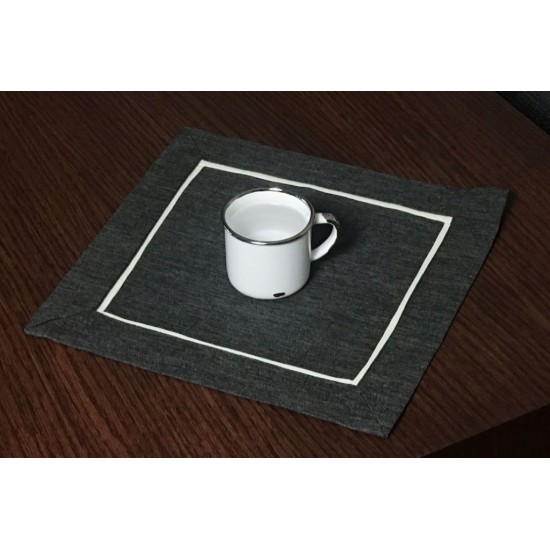 Obrúsok v sivej farbe s bielym lemom