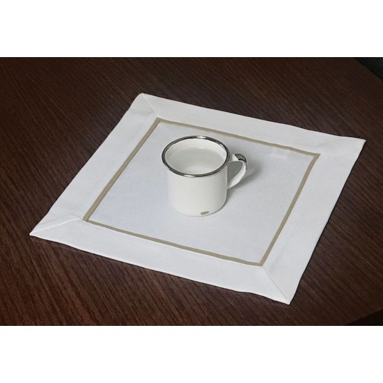 Obrúsok v krémovej farbe s béžovým lemom