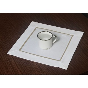 Obrúsok v krémovej farbe s béžovým lemom