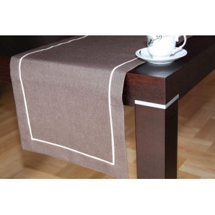 Behúň v hnedej farbe s bielym lemom