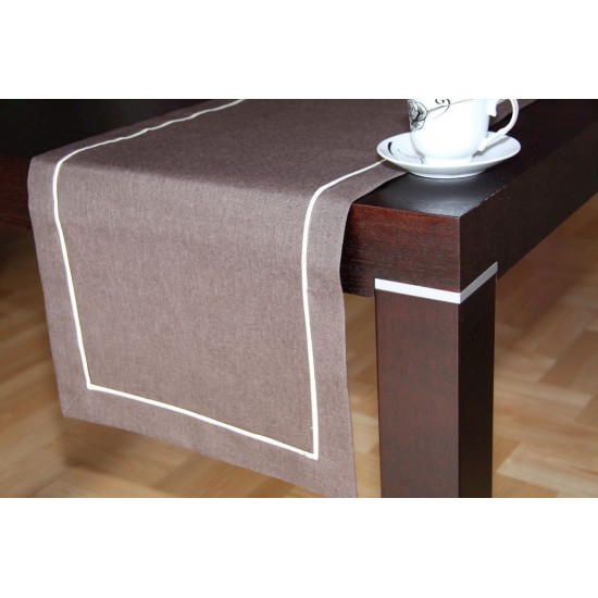 Behúň v hnedej farbe s bielym lemom