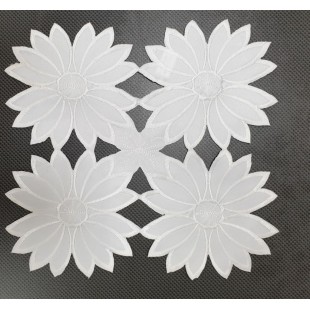 Obrúsok z kvetov v bielej farbe