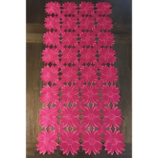 Behúň z kvetov v cyklamenovej farbe