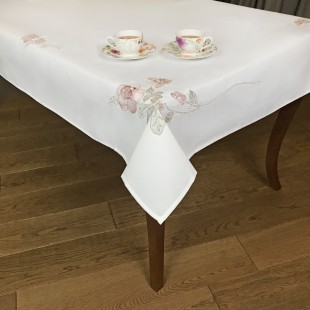 Obrus biely s ružovým kvetom