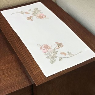 Behúň biely s motívom ruží