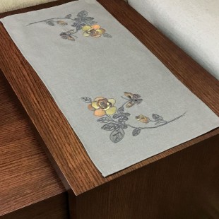 Behúň sivý s motívom ruží