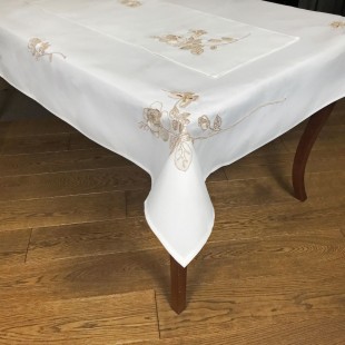 Obrus biely s béžovými ružami