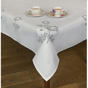 Obrus s výšivkou v bielej farbe