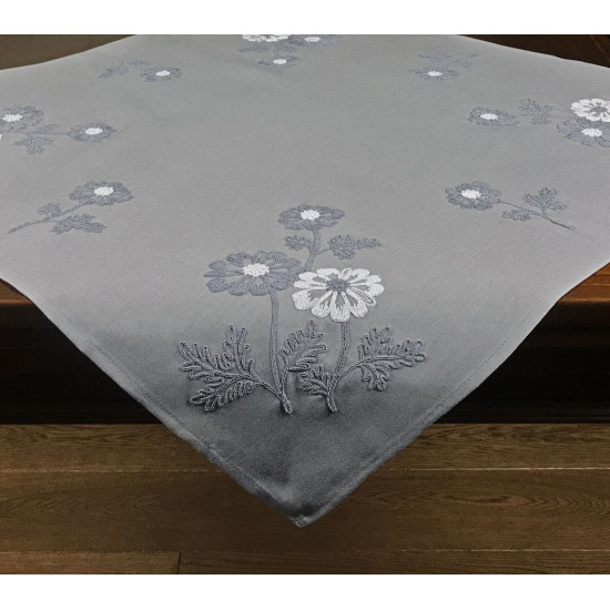 Obrus s kvetinovou výšivkou v sivej farbe