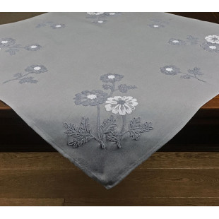 Dekoračný obrus s kvetinovou výšivkou v sivej farbe