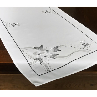 Dekoračný obrus v bielej farbe s kvetmi