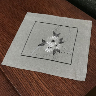 Obrúsok v sivej farbe s kvetmi