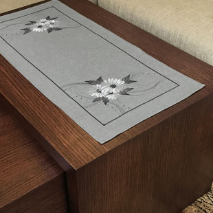 Behúň v sivej farbe s kvetmi