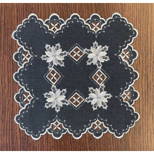 Obrúsok v tmavosivej farbe s rastlinným vianočným motívom