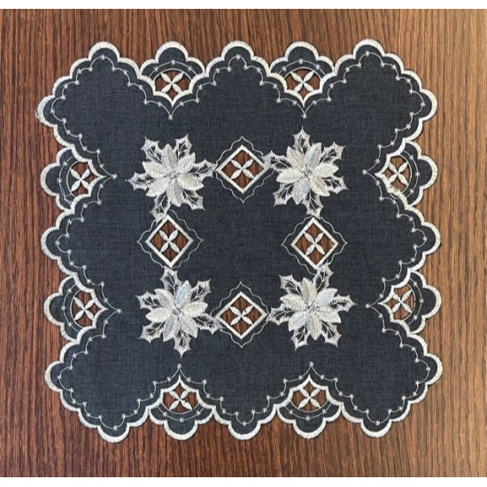 Obrúsok v tmavosivej farbe s rastlinným vianočným motívom