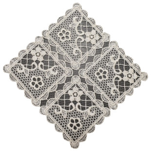 Dekoračný obrúsok v krémovej farbe s rastlinným motívom