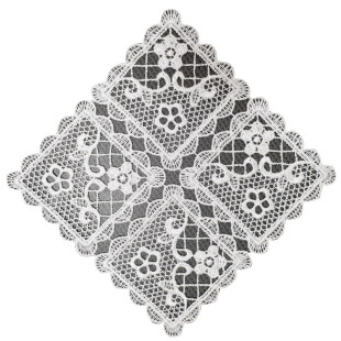 Dekoračný obrúsok v bielej farbe s rastlinným motívom