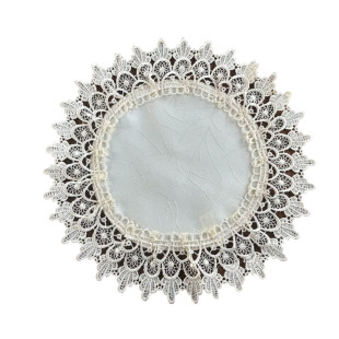 Obrúsok kruhový s čipkovaným lemom v béžovej farbe