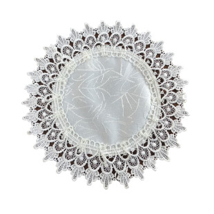 Obrúsok krémový so vzorom a čipkovaným lemom