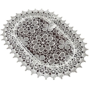 Krémový dekoračný obrúsok s ozdobným lemom