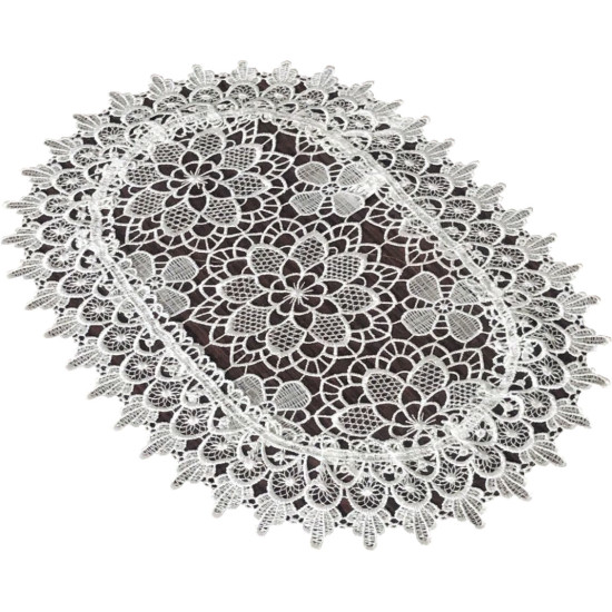 Krémový dekoračný obrúsok s ozdobným lemom