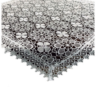 Biely dekoračný obrus s ozdobným lemom