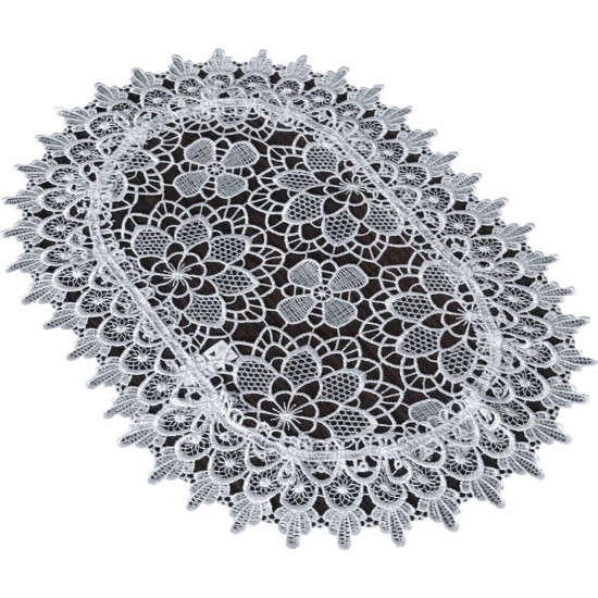 Biely dekoračný obrúsok s ozdobným lemom