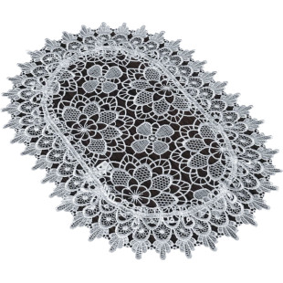 Biely dekoračný obrúsok s ozdobným lemom