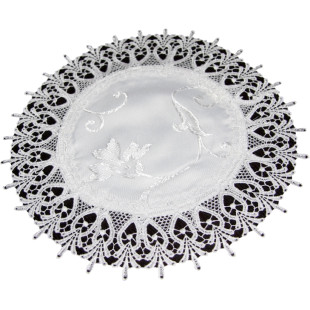 Biely dekoračný obrúsok s ozdobným lemom