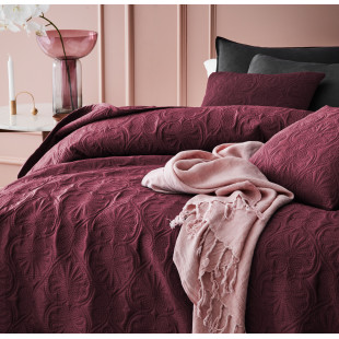 Bordový dekoračný prehoz na posteľ s krásnym motívom