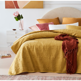 Horčicový dekoračný prehoz na posteľ s krásnym motívom