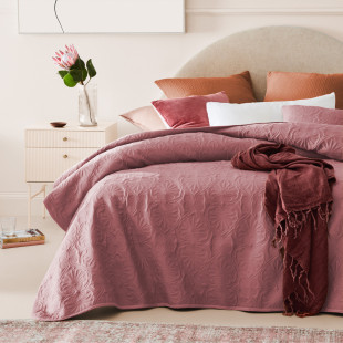 Tmavo ružový dekoračný prehoz na posteľ s krásnym motívom