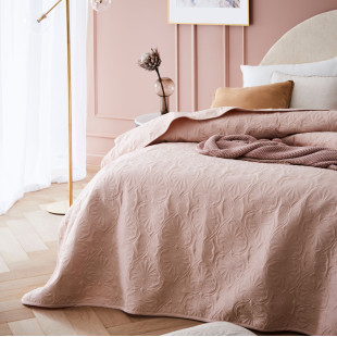 Púdrovo-ružový dekoračný prehoz na posteľ s krásnym motívom
