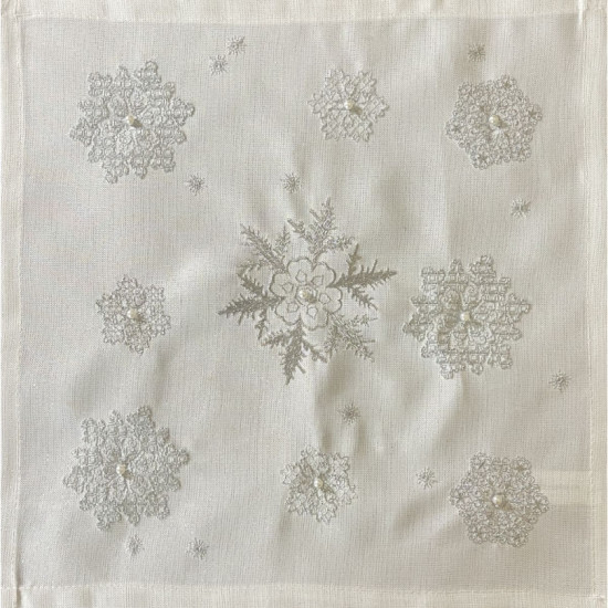 Štvorcový vianočný obrúsok zdobený výšivkou snehových vločiek