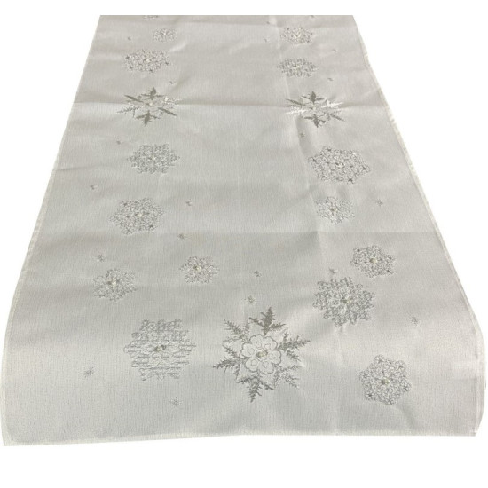 Obdĺžnikový vianočný behúň zdobený výšivkou snehových vločiek