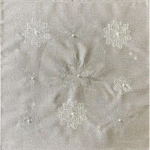 Štvorcový vianočný obrúsok zdobený výšivkou snehových vločiek v sivej farbe