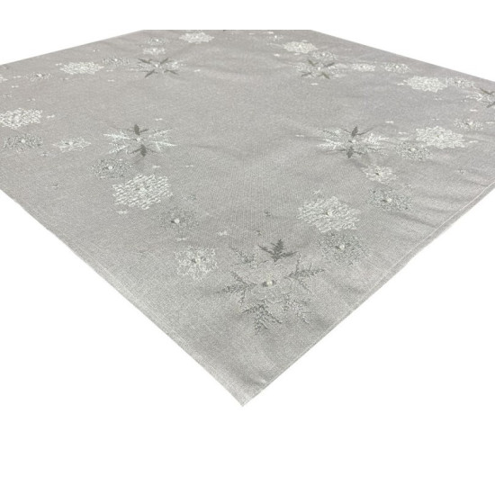 Vianočný obrúsok zdobený výšivkou snehových vločiek v sivej farbe