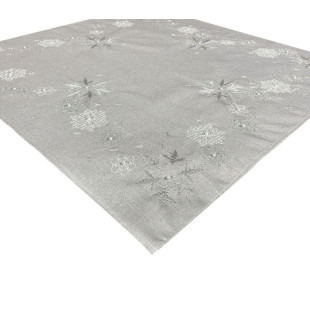 Vianočný obrúsok zdobený výšivkou snehových vločiek v sivej farbe