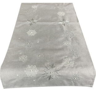 Obdĺžnikový vianočný behúň zdobený výšivkou snehových vločiek v sivej farbe