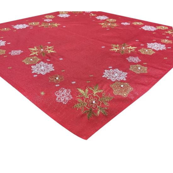 Vianočný obrúsok zdobený výšivkou snehových vločiek v červenej farbe