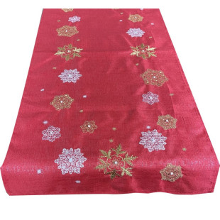 Obdĺžnikový vianočný behúň zdobený výšivkou snehových vločiek v červenej farbe